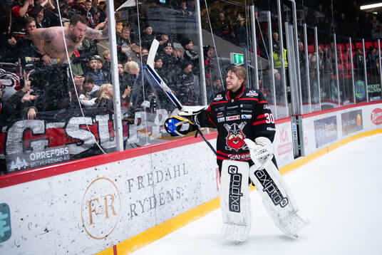 Nybro Vikings målvakt Hugo Hävelid jublar