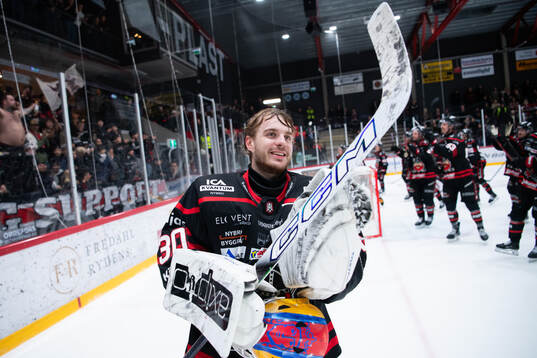 Nybro Vikings målvakt Hugo Hävelid jublar