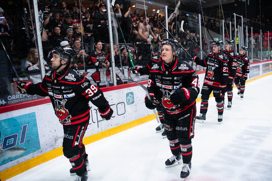 Nybro Vikings spelare jublar
