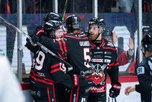 Nybro Vikings spelare jublar