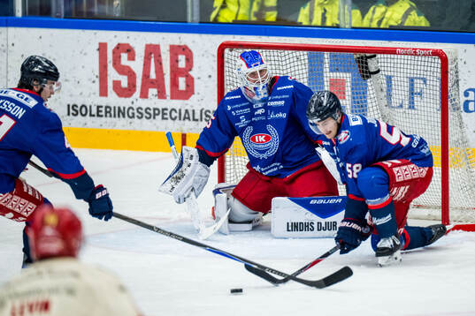 Oskarshamns Melker Eriksson, målvakt Olof Glifford och