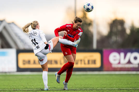 Andrine Mo of Åsane and Sofia Susnic Krossøy of Røa