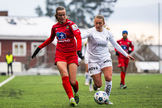 Elle Ulstein of Røa and Madeleine Veivåg of Åsane