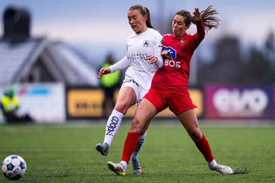 Madeleine Veivåg of Åsane and Julie Steen of Røa