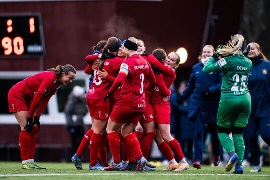 Players of Røa celebrates