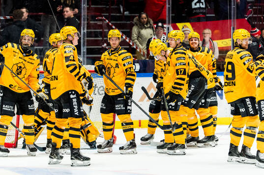 Skellefteås Oscar Lindberg och spelare