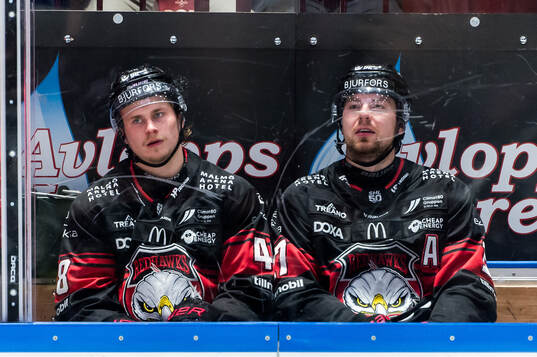 Malmö Redhawks Lauri Pajuniemi och Johan Ivarsson deppar