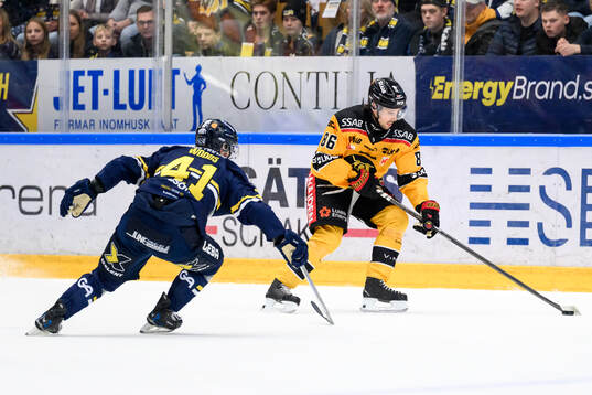 HV71s Riley Woods och Luleås Mathias Bromé