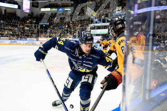 HV71s Hugo Fransson och Luleås Mathias Bromé