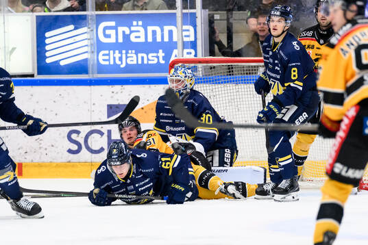 HV71s Axel Rindell, målvakt Lassi Lehtinen och Luleås