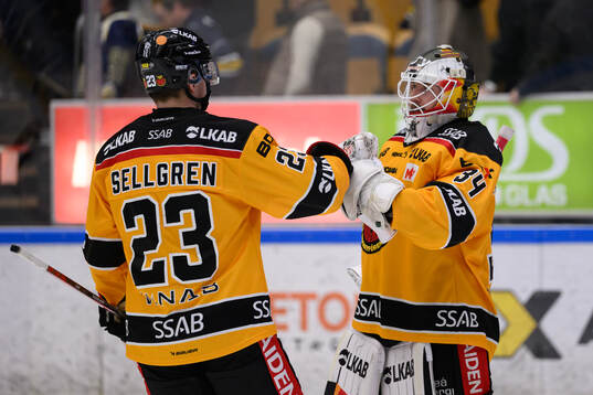 Luleås Jesper Sellgren och målvakt Joel Lassinantti jublar