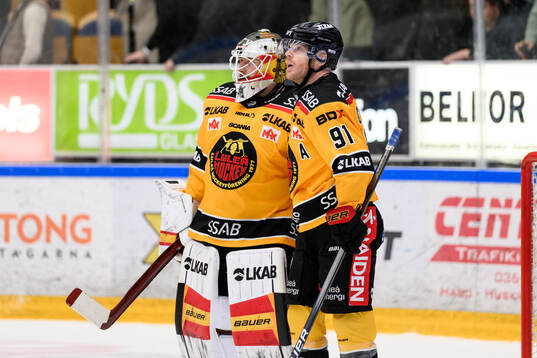Luleås målvakt Joel Lassinantti och Brian O'Neill  jublar