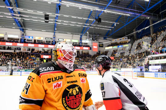 Luleås målvakt Joel Lassinantti och Domare Johan Wedin