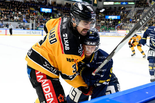HV71s Aleksi Heponiemi och Luleås Frederic Allard