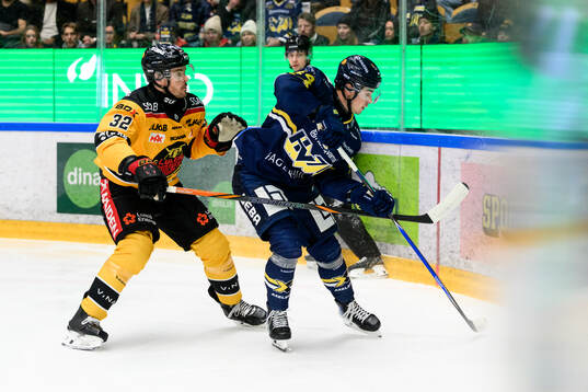 Luleås Oscar Engsund och HV71s Hugo Fransson