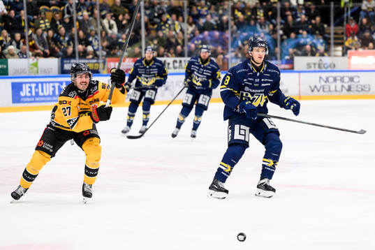 Luleås Ben Tardif och HV71s Lucas Lagerberg