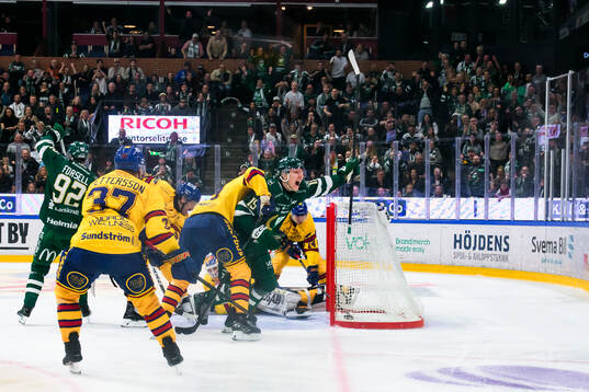 Färjestads Jack Berglund skjuter 2-0 bakom Djurgårdens