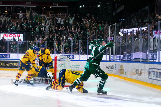 Färjestads Jack Berglund skjuter 2-0 bakom Djurgårdens