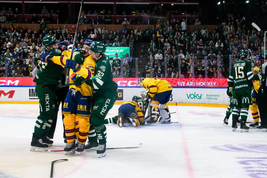 Djurgårdens Viggo Björck och Färjestads Magnus Nygren