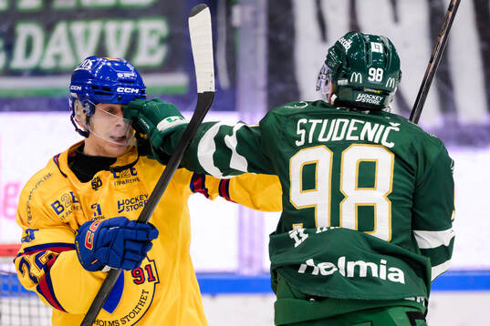 Djurgårdens Jesse Ylönen och Färjestads Marian Studenic