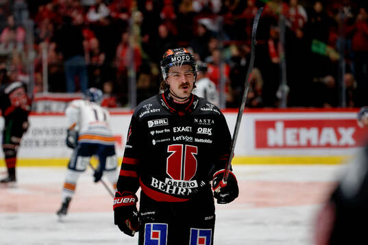 Örebros Luke Martin deppar ishockeymatchen i SHL mellan