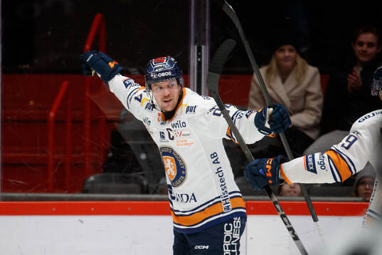 Växjös Joel Persson jublar