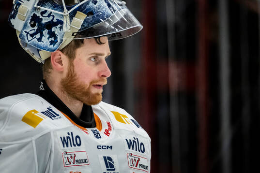 Växjös målvakt Adam Åhman deppar