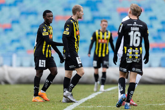Häckens Simon Gustafson jublar med lagkamrater