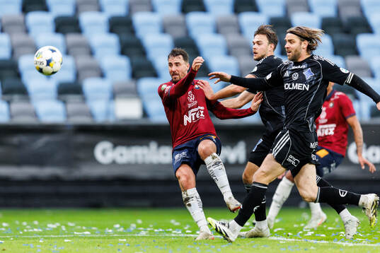 Örgrytes Jonathan Azulay i en kamp mot IFK Norrköpings