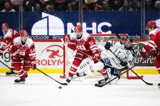 Timrås Anton Lander och Linköpings Robin Kovacs och