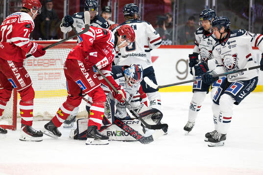 Timrås Magnus Pääjärvi och Linköpings målvakt