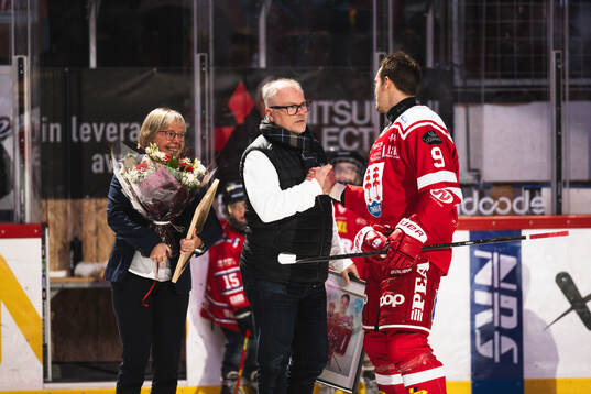Timrås Didrik Strömberg uppmärksammas av sportchef Kenth