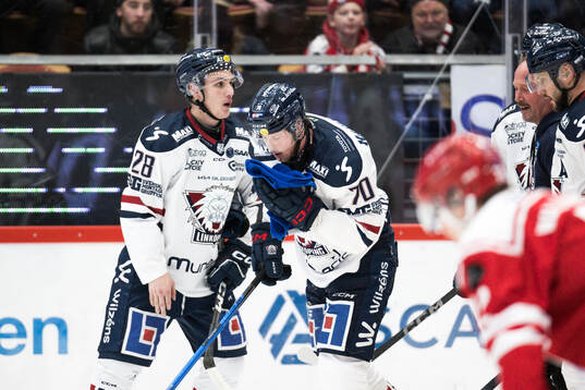 Linköpings Fredrik Karlström har ont