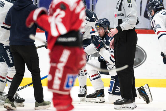 Linköpings Fredrik Karlström har ont