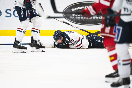 Linköpings Fredrik Karlström har ont