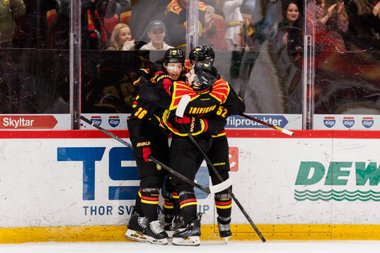 Brynäs Linus Ölund jublar med Bobby Trivigno och Jack