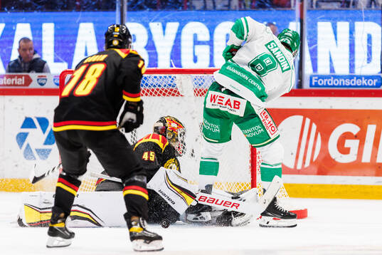 Rögles Linus Sandin och Brynäs målvakt Damian Clara