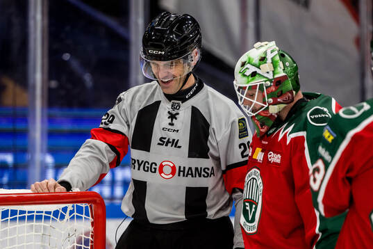 Domare Richard Magnusson och Frölundas målvakt Lars