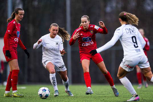 Madeleine Veivåg of Åsane and Mina Bell Folland of Røa