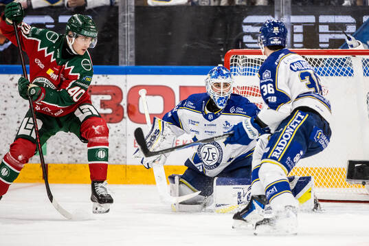 Frölundas Jacob Peterson och Leksands målvakt Jakob