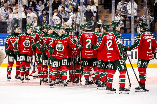 Frölundas spelarna jublar