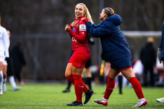 Hanna Rake Ellingsen of Røa celebrates