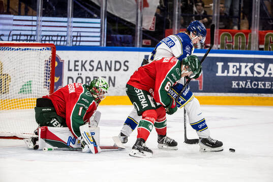 Frölundas målvakt Lars Johansson och Filip Hasa och