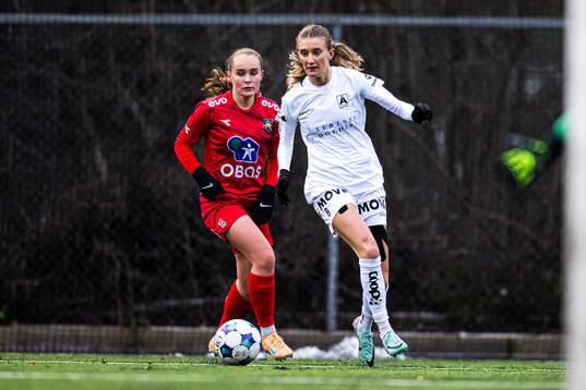 Erle Ødegaard Jonsson of Røa and Synne Eide Bjørnebøle