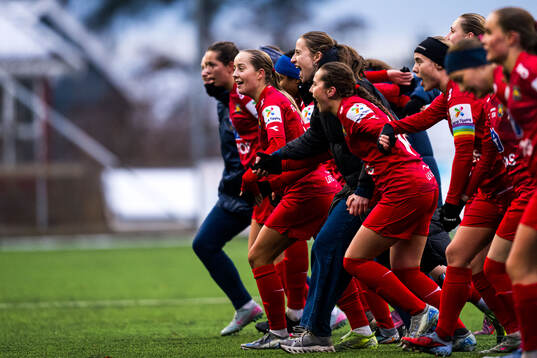 Mina Bell Folland of Røa celebrates
