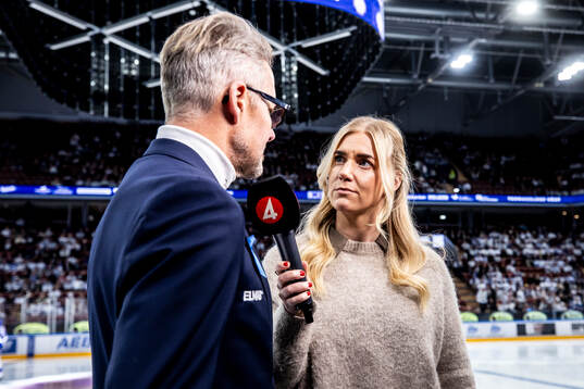 TV4s Kajsa Kalméus intervjuar Leksands tränare Johan