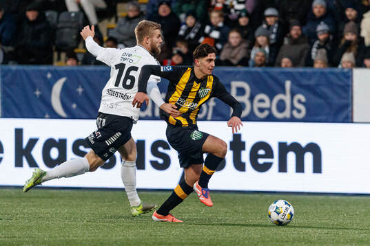 Örebros Hampus Söderström och Hammarby TFFs Adrian Lahdo