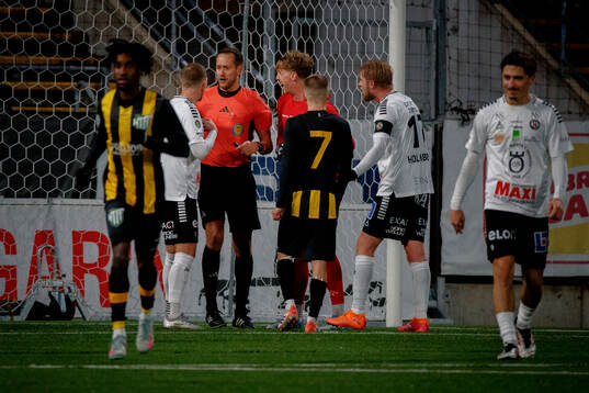 Örebros Jesper Modig i samband med bortdömda 2-0 målet