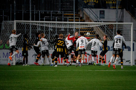 Örebros Jesper Modig i samband med bortdömda 2-0 målet