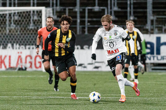 Hammarby TFFs Jordan Simpson och Örebros Karl Holmberg